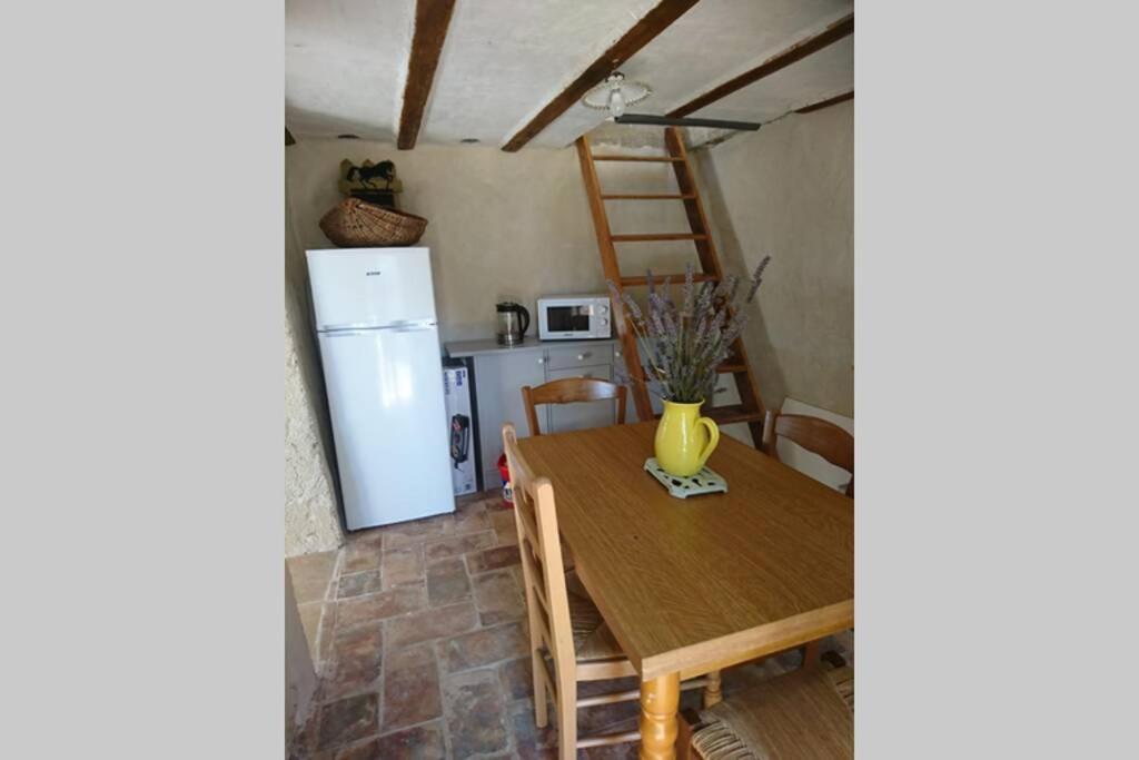 Villa Cabanon entouré de montagnes et d'oliviers Nyons Esterno foto
