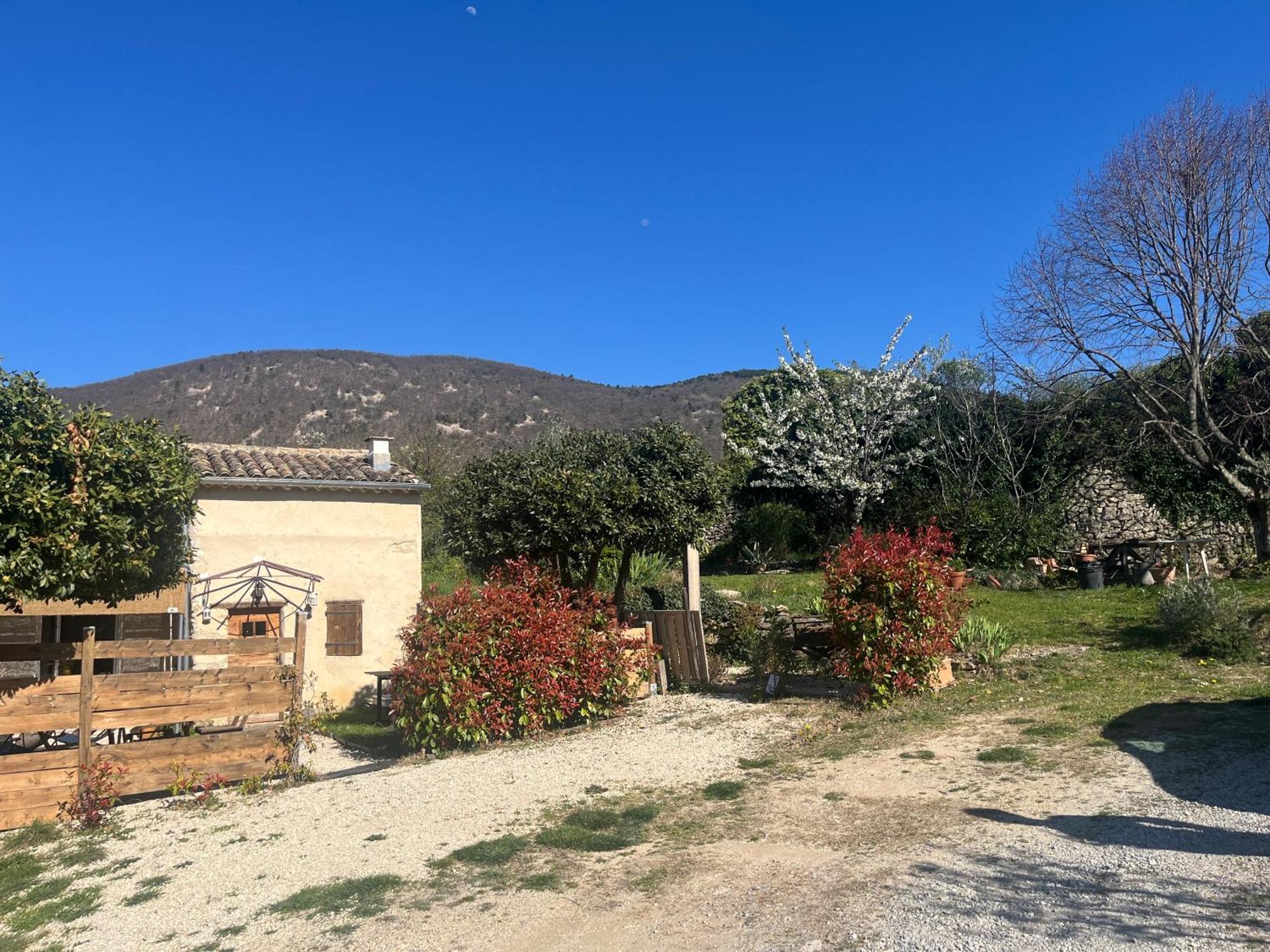 Villa Cabanon entouré de montagnes et d'oliviers Nyons Esterno foto