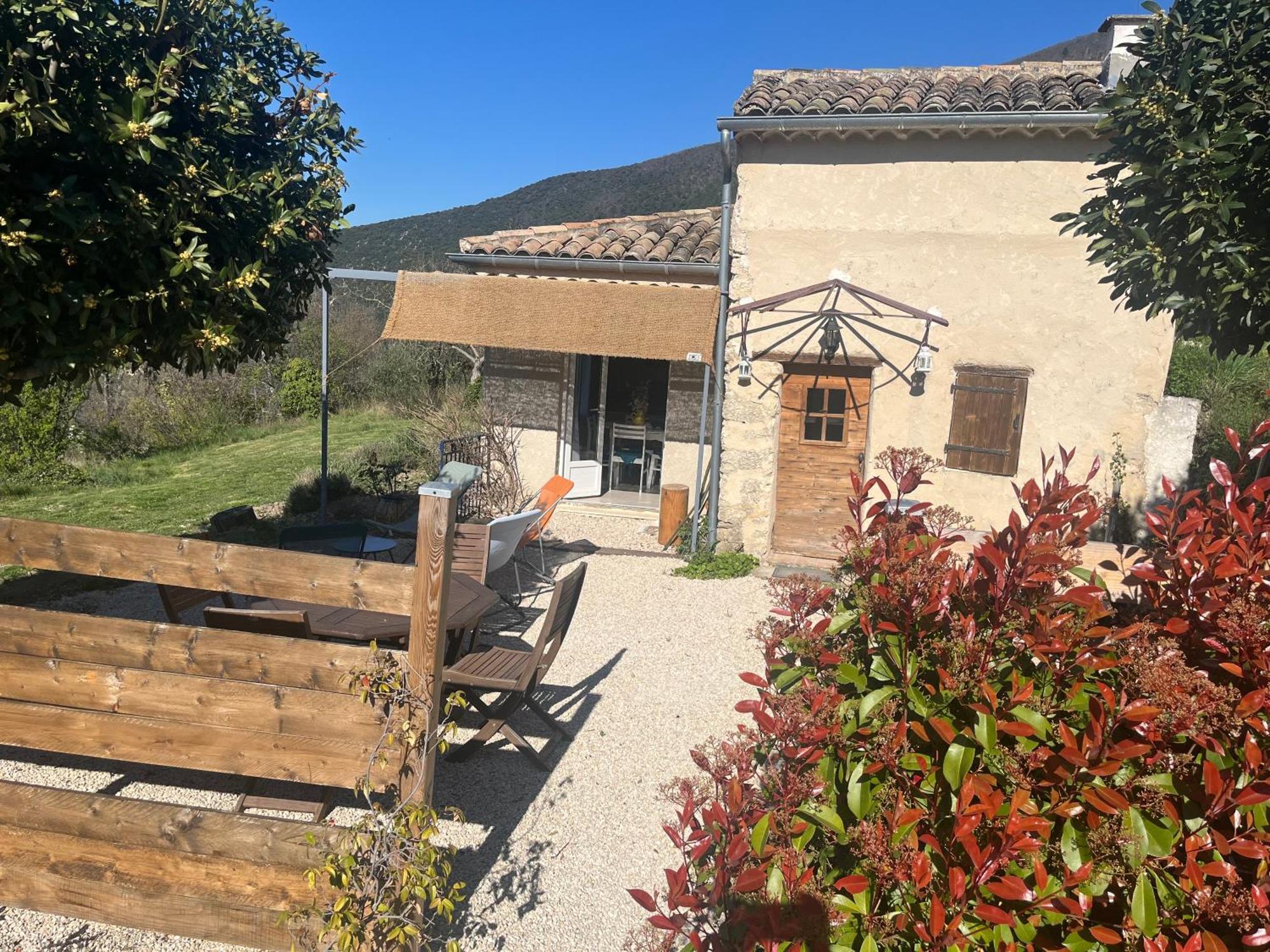 Villa Cabanon entouré de montagnes et d'oliviers Nyons Esterno foto