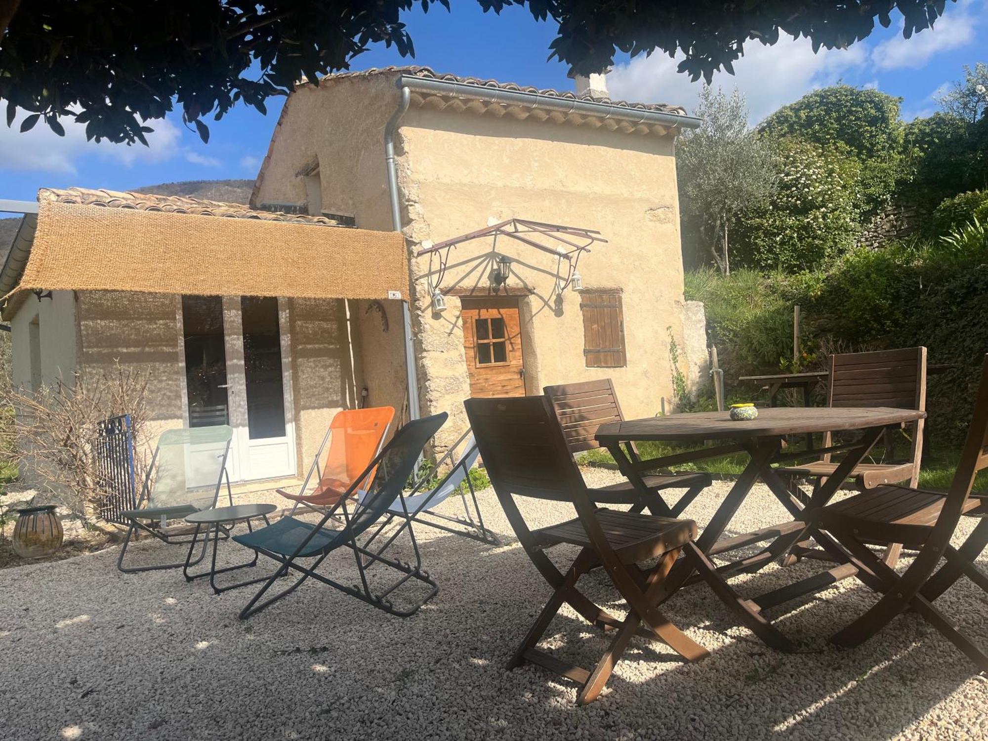 Villa Cabanon entouré de montagnes et d'oliviers Nyons Esterno foto