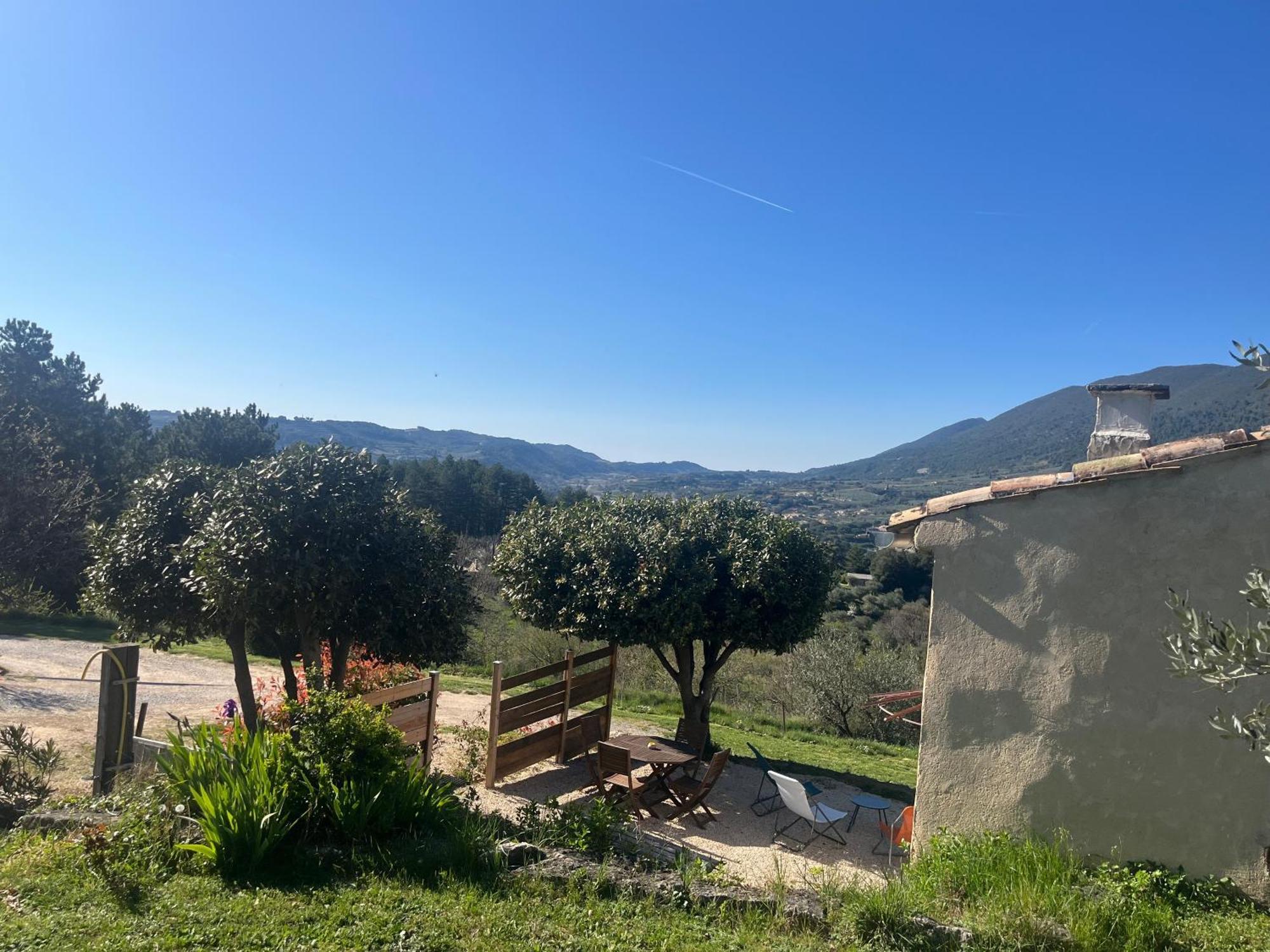 Villa Cabanon entouré de montagnes et d'oliviers Nyons Esterno foto